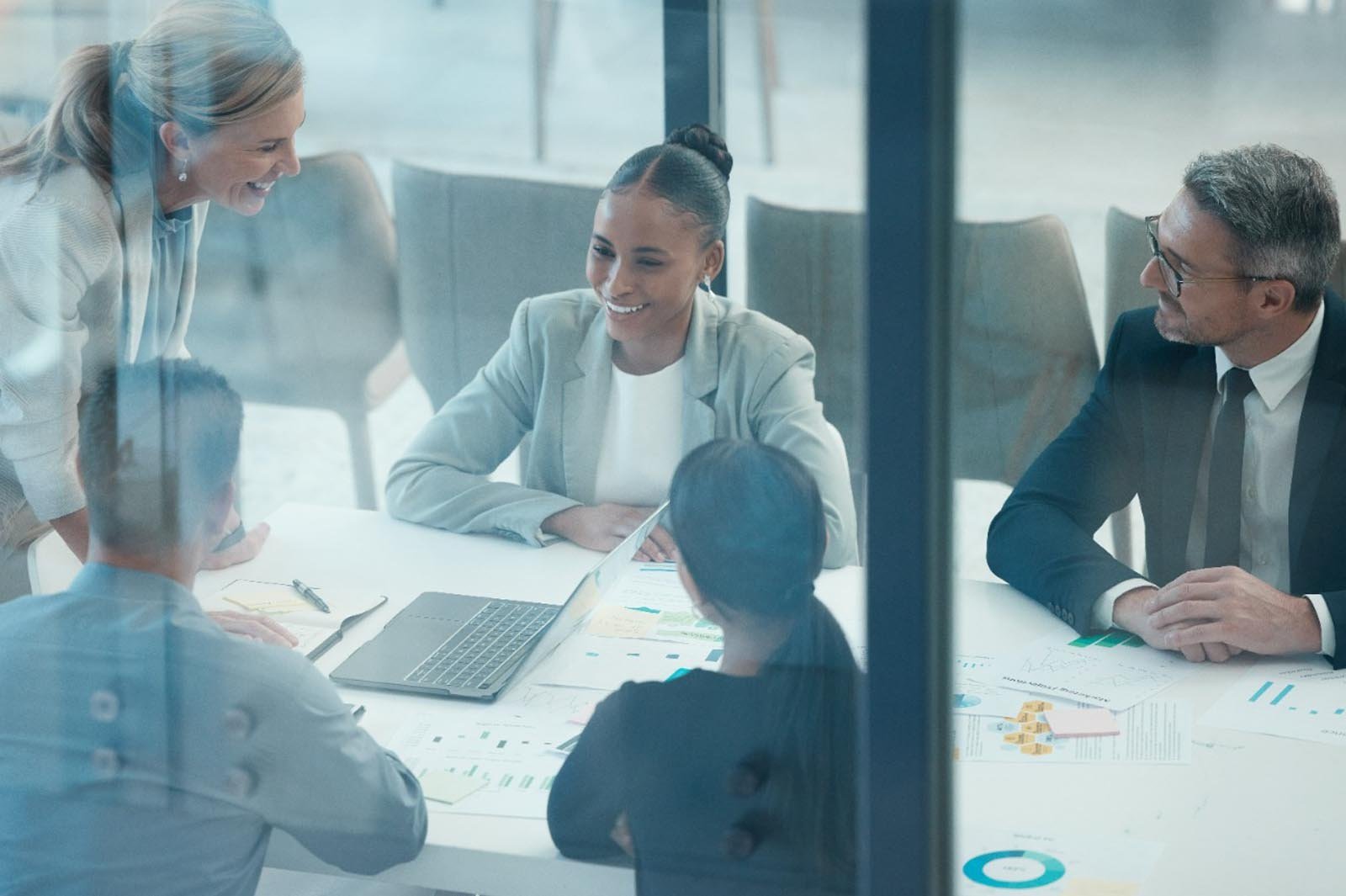 A través de asociaciones estratégicas